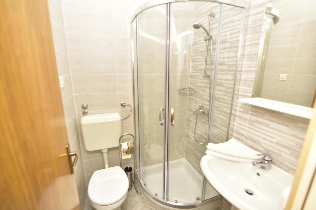 Guest House Tom Малинска Экстерьер фото