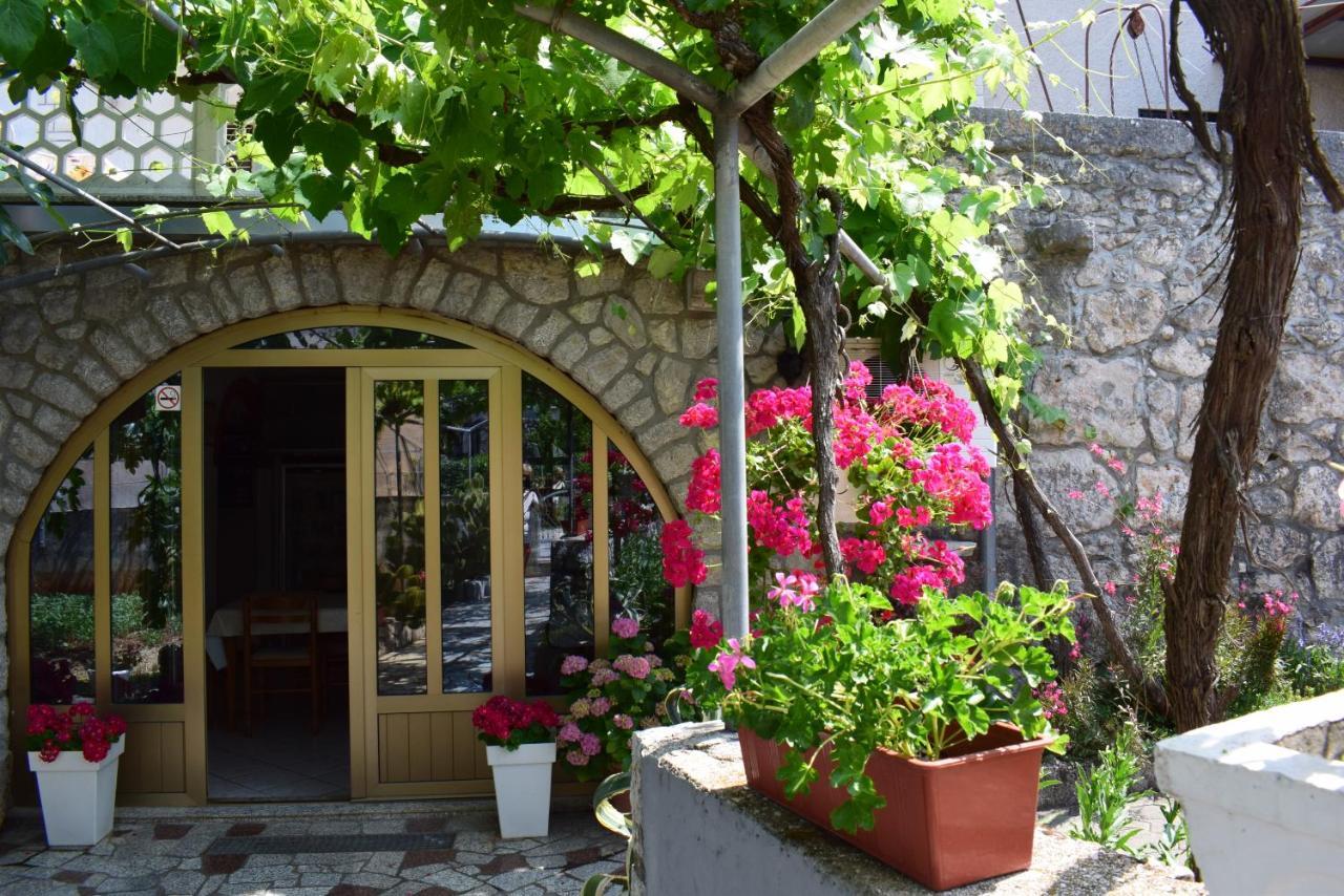 Guest House Tom Малинска Экстерьер фото